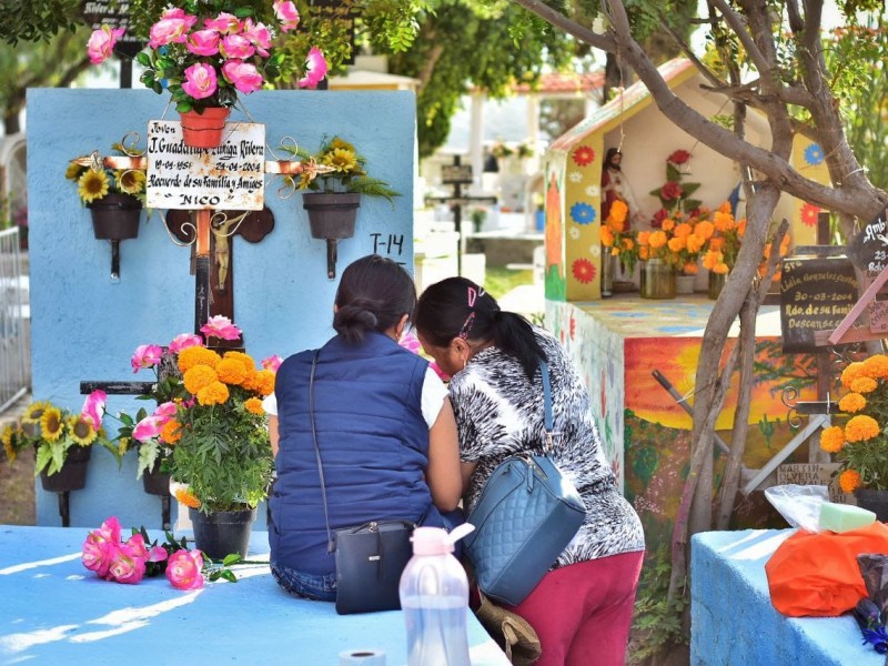 Panteones de corregidora se alistan para visitantes