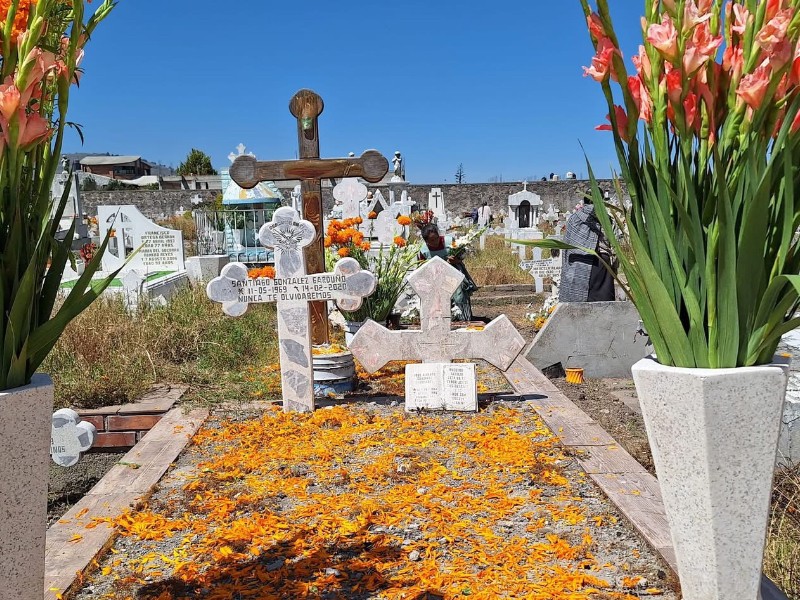 Panteones de Toluca se visten de tradición en honor a San Miguel