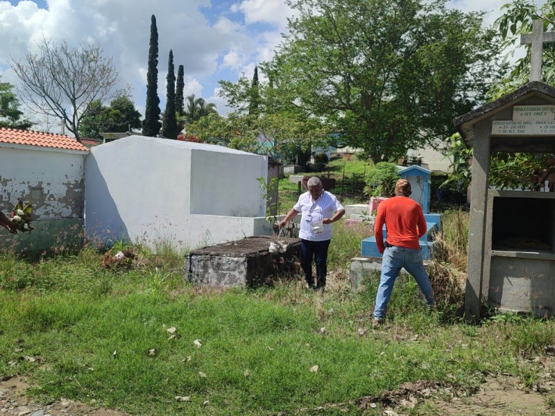 Panteones de Tuxpan listos para Día de Muertos