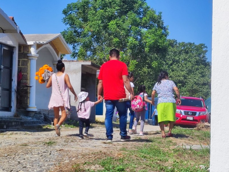 Panteones de Tuxpan, llenos de vida en Día de Muertos