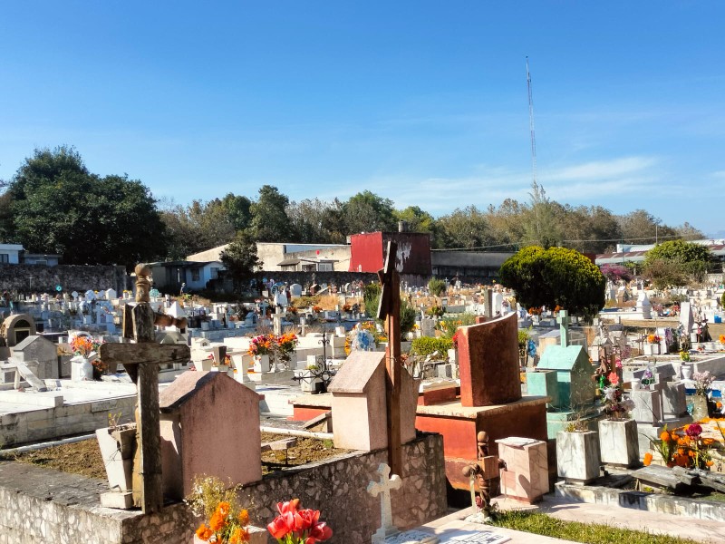Panteones de Xalapa se llenan de visitantes este día de muertos