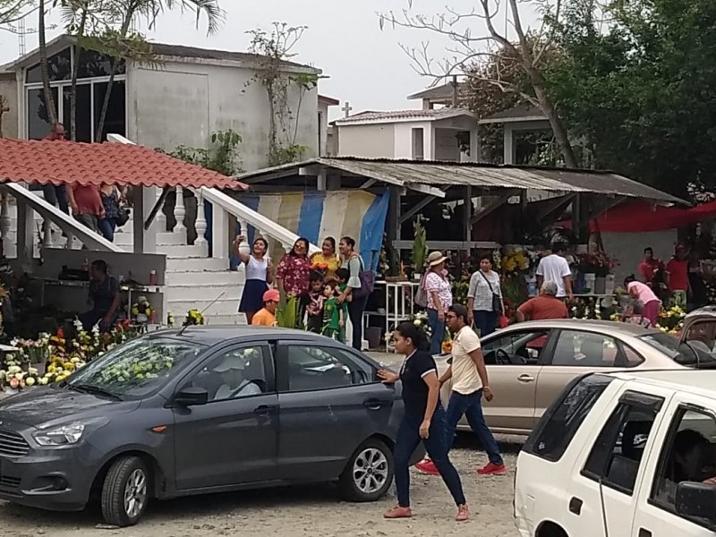 Panteones municipales permanecerán cerrados el Día de Muertos