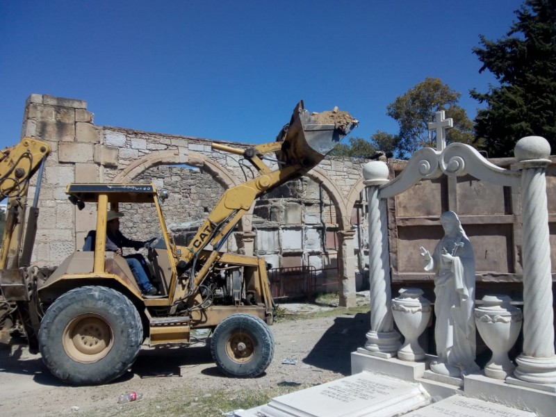 Panteones municipales se rehabilitan