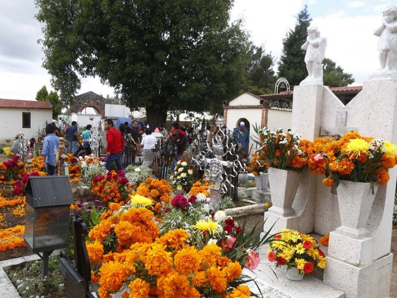 Panteones poblanos abrirán sus puertas para celebrar día de muertos