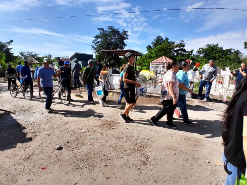 Panteones registran gran afluencia en el Día de Muertos