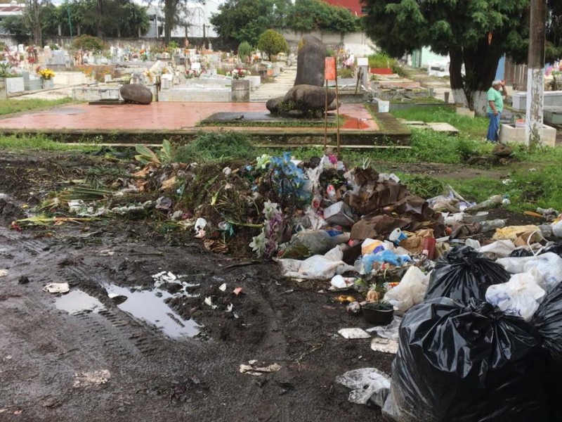 Panteones xalapeños carecen de mantenimiento