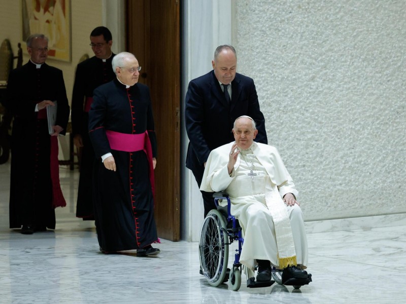 Papa Francisco acude a hospital para revisión