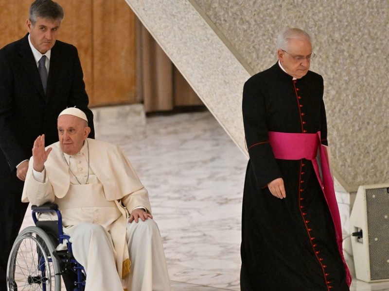 Papa Francisco aparece nuevamente en silla de ruedas