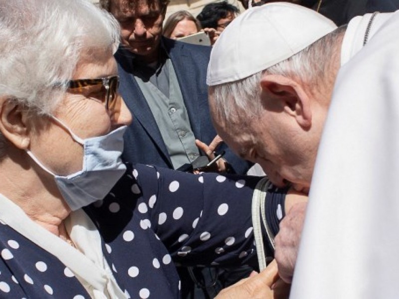 Papa Francisco besa tatuaje de sobreviviente del Auschwitz