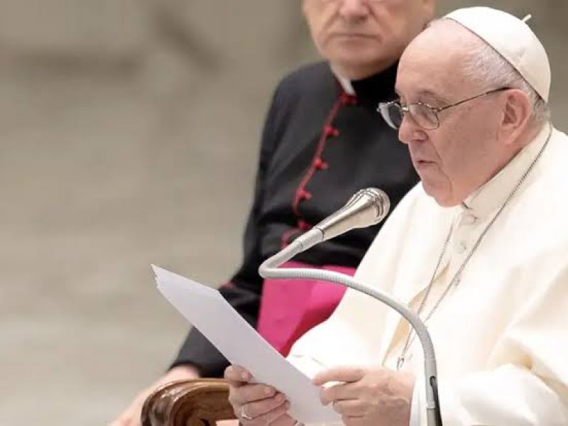 Papa Francisco llama a farmacéuticas a liberar patentes de vacunas