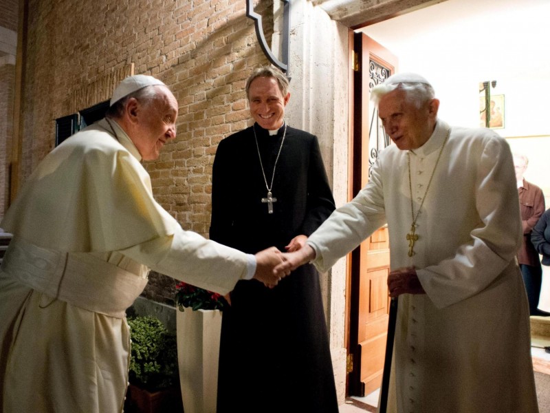 Papa Francisco pide oración por salud de papa emérito