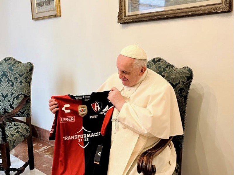 Papa Francisco recibe playera del Atlas