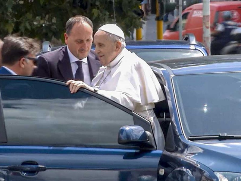 Papa Francisco sale del hospital y regresa al Vaticano
