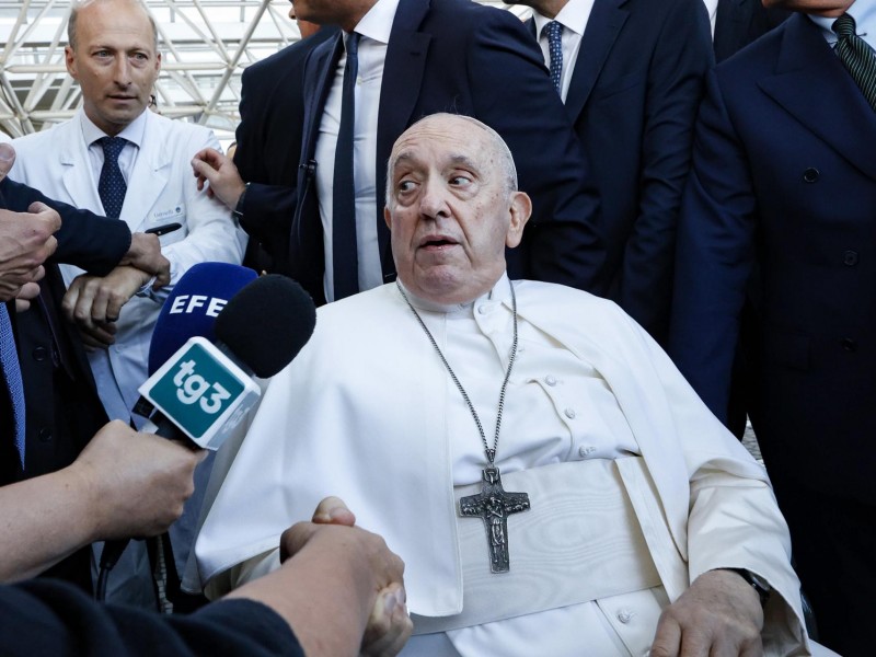 Papa Francisco se recupera de operación aunque le cuesta respirar
