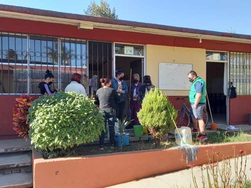 Papás dan de su bolsillo para reparar daños a Primaria