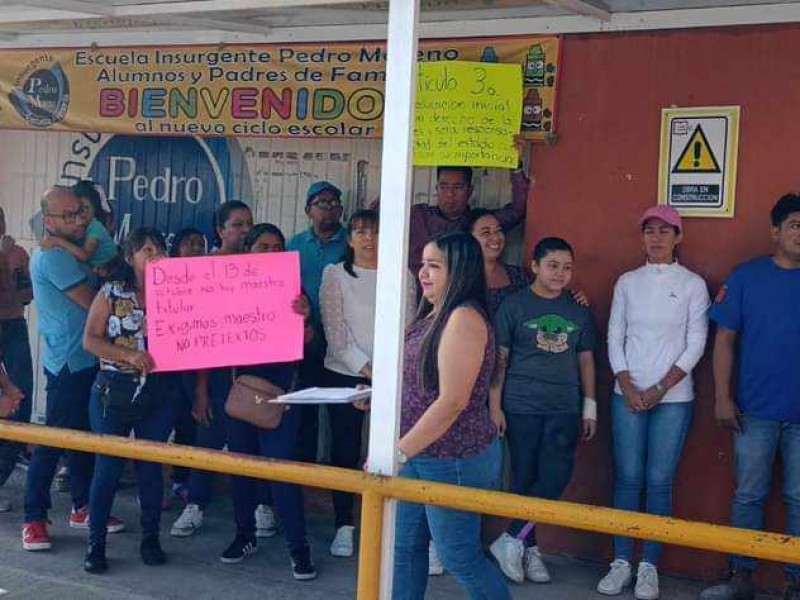 Papás exigen maestro en escuela de Xalapa