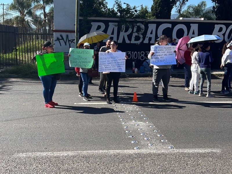 Papás y maestros bloquean carretera en Salida a Quiroga
