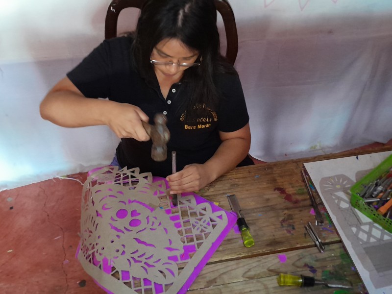 Papel picado una tradición de la familia MORAN