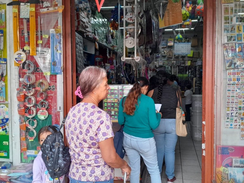 Papelerías del Centro Histórico se llenan ante el regreso a clases