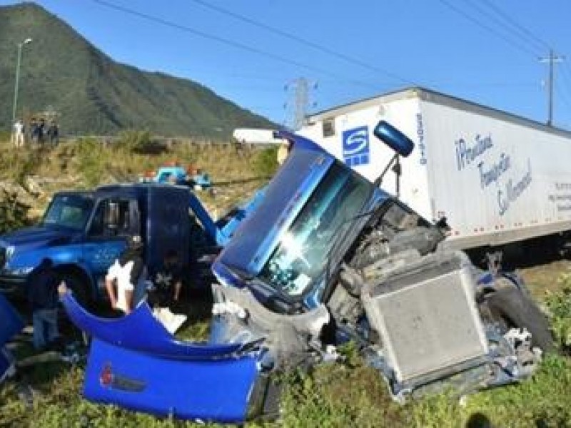 Par de tráiler accidentados en carreteras veracruzanas