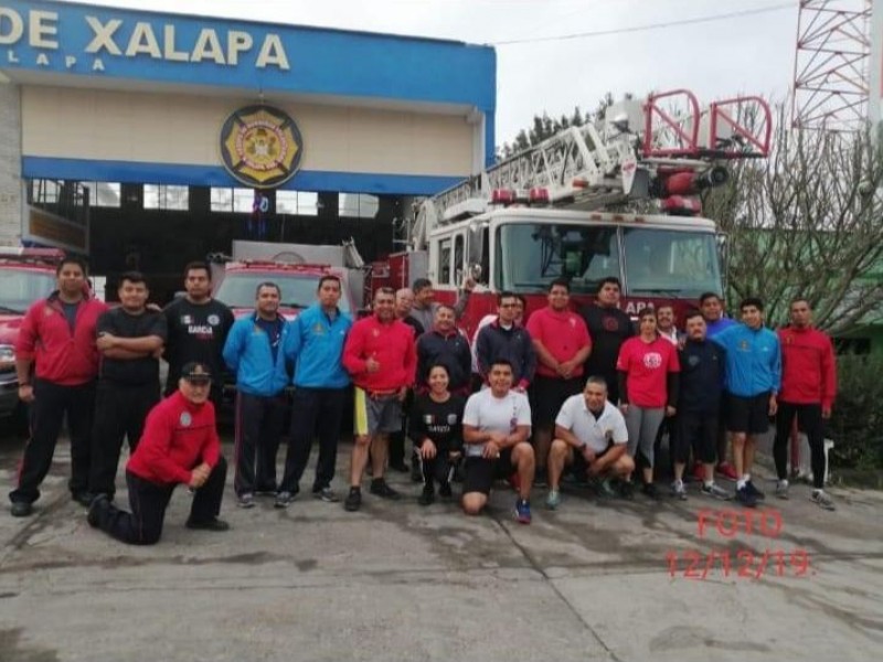 ¡Para bajar el pavo! Bomberos invitan a tradicional carrera navideña