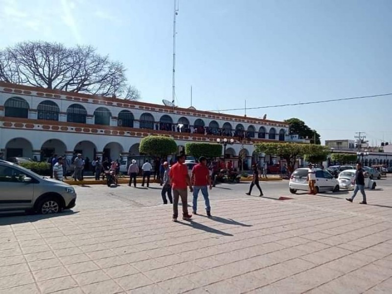 Para exigir  obras retienen a trabajadores de Chiapa