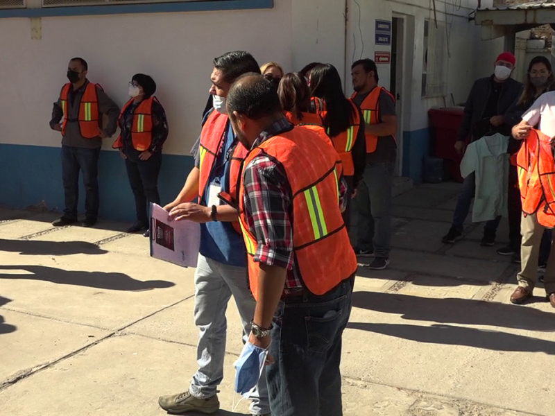 Para prevenir accidentes viales empresarios donan chalecos antiflejantes