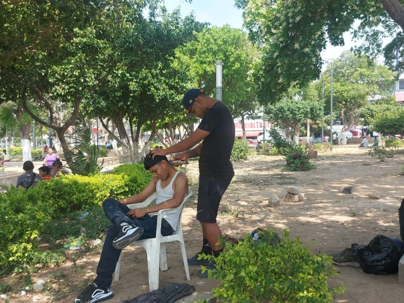 Para recaudar dinero, migrantes realizan cortes en parque de SalinaCruz