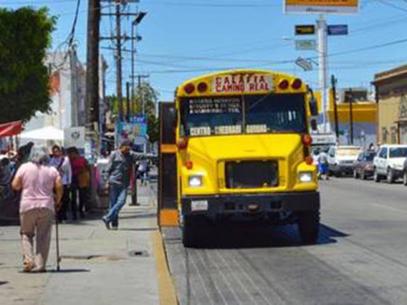 Parada de autobuses abandonada por estudiantes