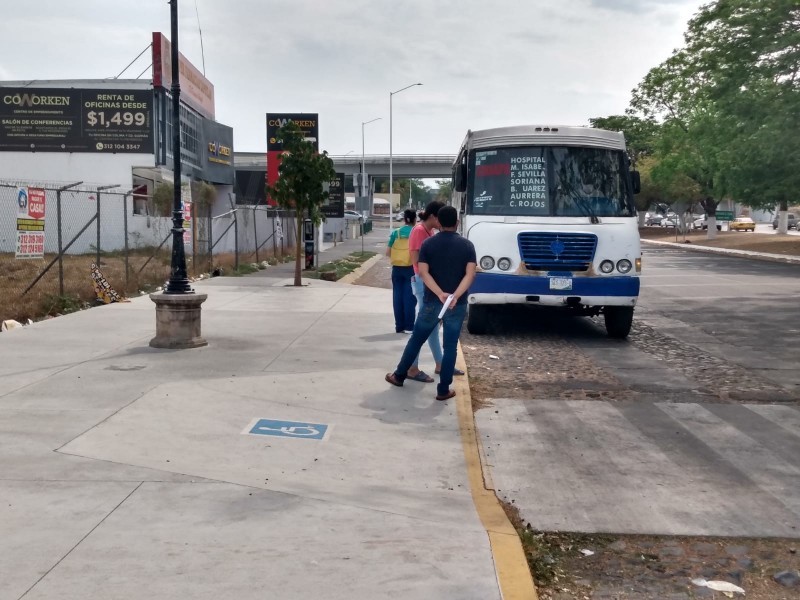 Paraderos de transporte se encuentran en mal estado: ciudadanos