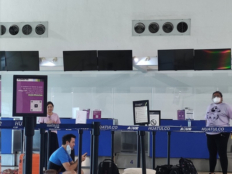 Parálisis de aeropuerto en Huatulco, afecta a turistas