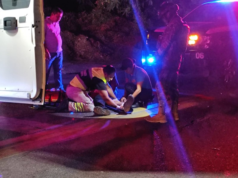 Paramédicos atienden a hombre lesionado tras accidente en la carretera Transístmica Paramédicos atienden a hombre lesionado tras accidente en la carretera Transístmica