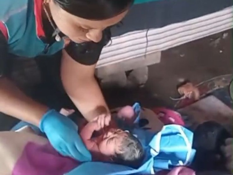 Paramédicos atienden parto de emergencia en colonia de Durango