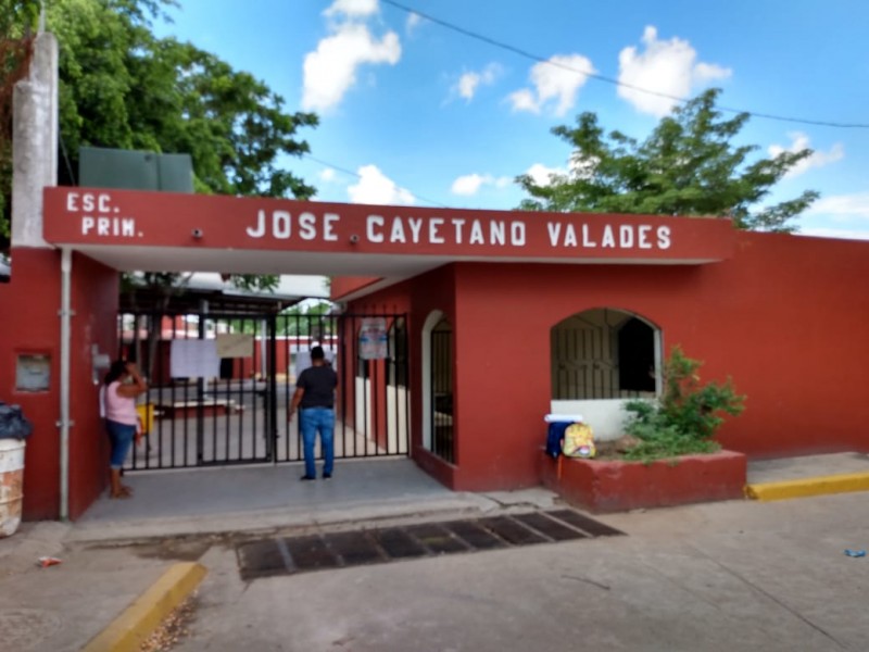 Paran clases en primaria por olores nauseabundos