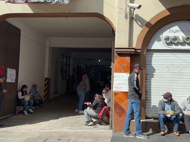 Paran labores en el CECYTEV por adeudos