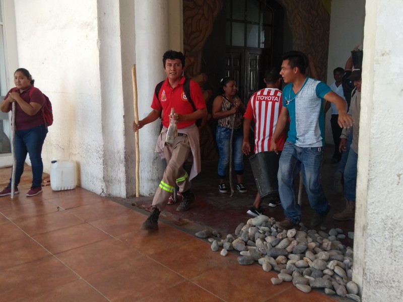 Paran labores trabajadores del ayuntamiento de Tehuantepec