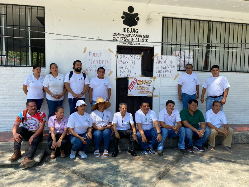 Paran trabajadores del IEEJAG en Zihuatanejo, exigen destitución de directora