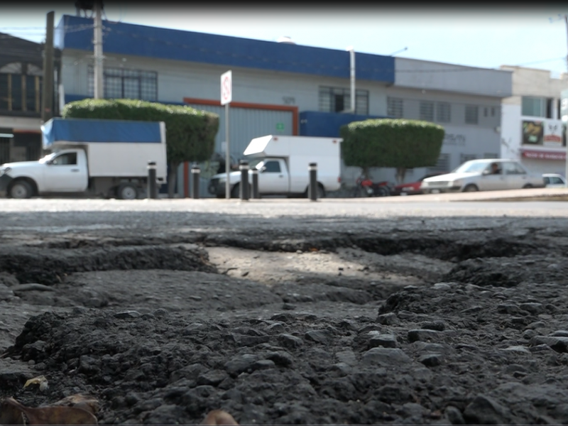 “Parchado de bache” en calle Brasilia, no elimina afectación