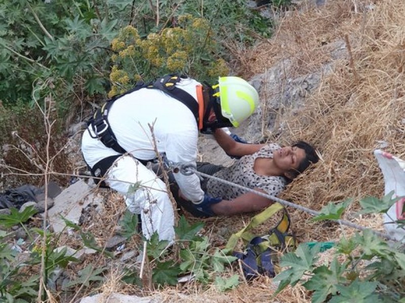 Pareja cae a barranco de colonia 