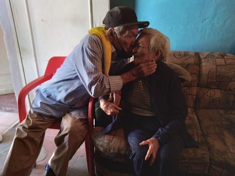 Pareja de 90 años celebra 74 aniversario de matrimonio