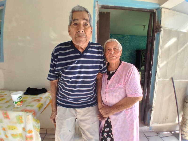 Pareja de ancianos busca ayuda para reconstruir un cuarto