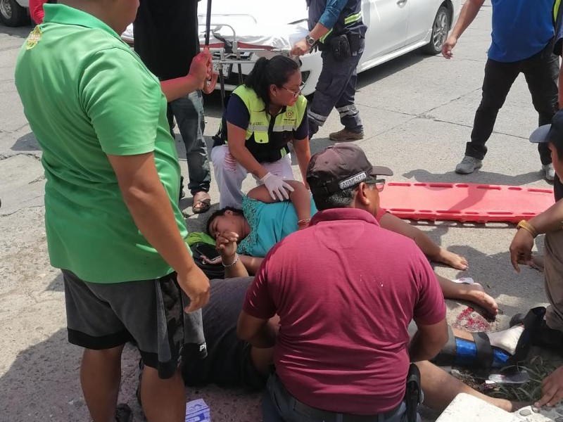 Pareja lesionada tras accidente entre auto y motocicleta en Ixtepec