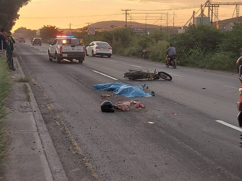 Pareja muere arrollada por trailer al sur de Mazatlán
