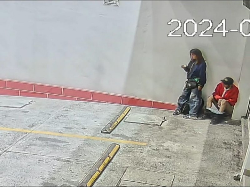 Pareja utiliza estacionamiento de plaza AltaVista como baño publico