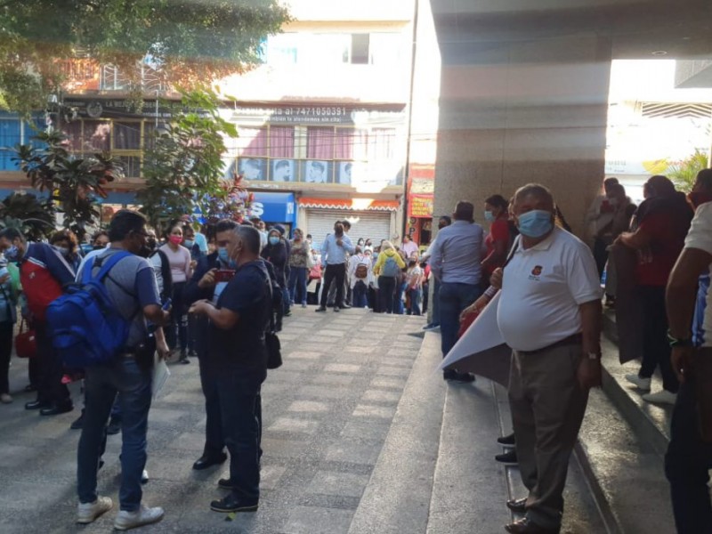 Paristas del IEEJAG toman edificio Juan Álvarez en Chilpancingo