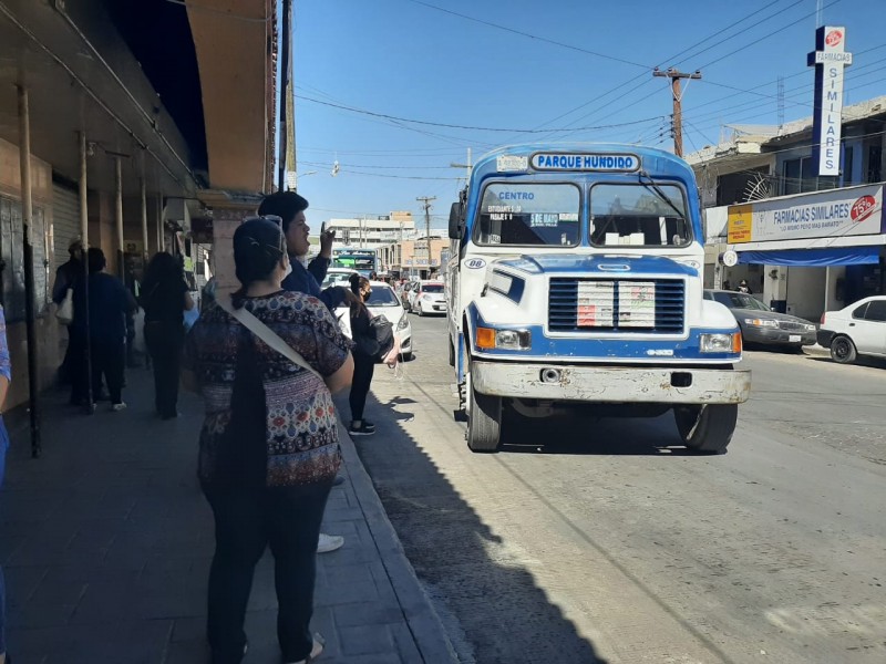 Paro de transporte público por Covid afectó a trabajadores laguneros