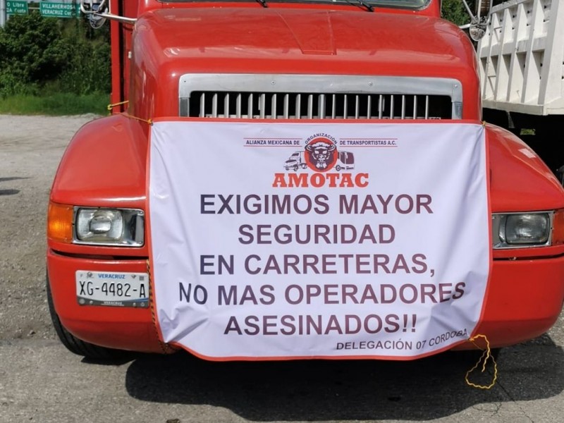 Paro de transportistas provoca caos vial en carreteras