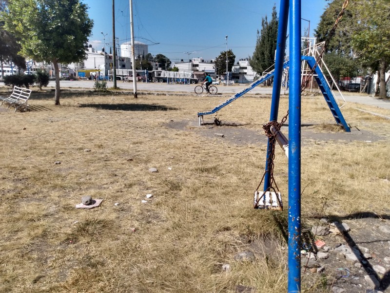 Parque descuidado en Fuentes de San Bartolo