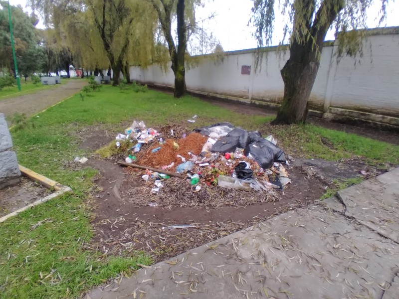 Parque Vicente Guerrero con montañas de basura