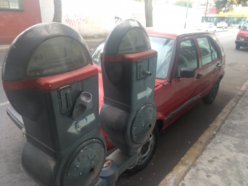 Parquímetros inservibles sólo adornan Toluca